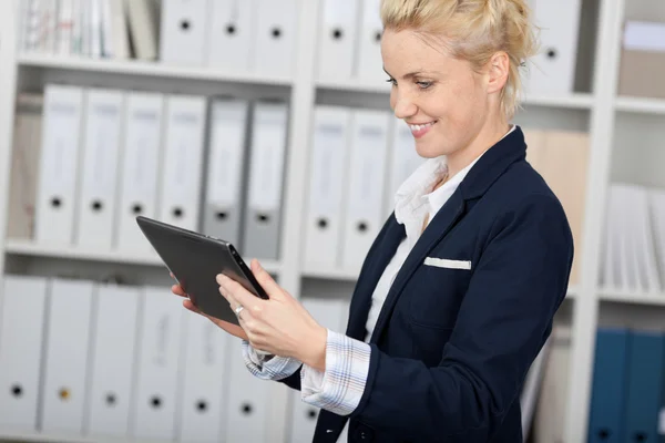 Leende affärskvinna med hjälp av TabletPC — Stockfoto