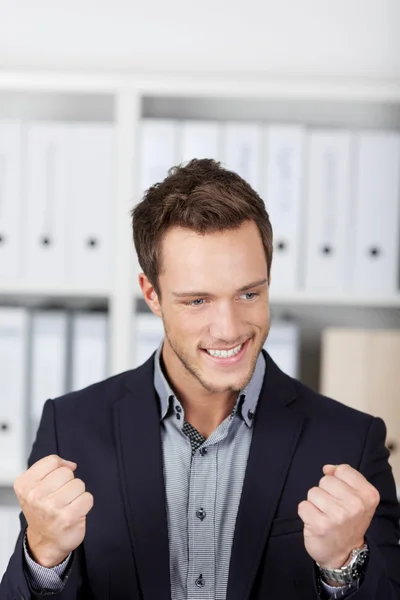 Succesvolle jonge zakenman op kantoor — Stockfoto