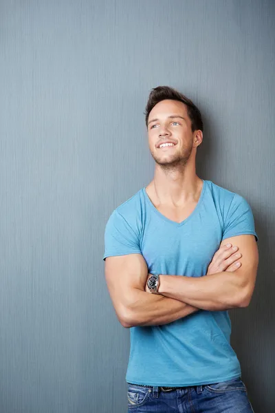 Cool jeune homme debout avec les bras croisés — Photo