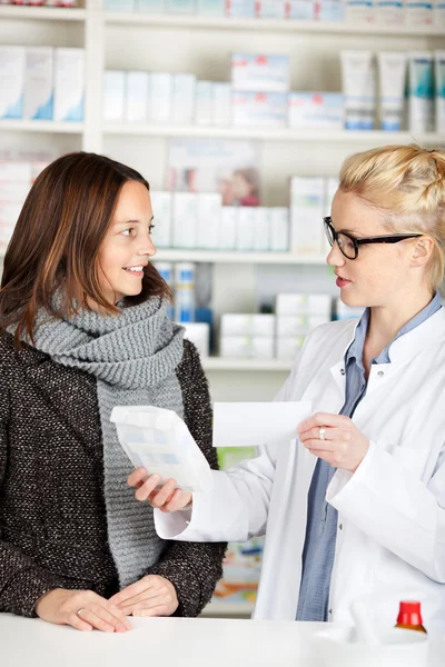 Kunde kauft Medikamente in der Apotheke — Stockfoto