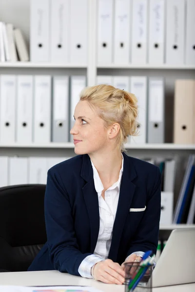 Blond zakenvrouw op het werk — Stockfoto
