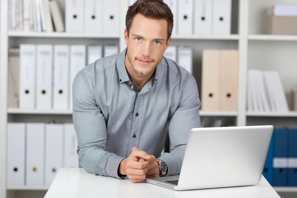 Homme d'affaires avec ordinateur portable au bureau — Photo