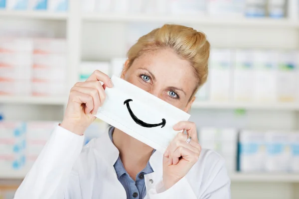 Női gyógyszerész boldog Smiley gazdaság — Stock Fotó
