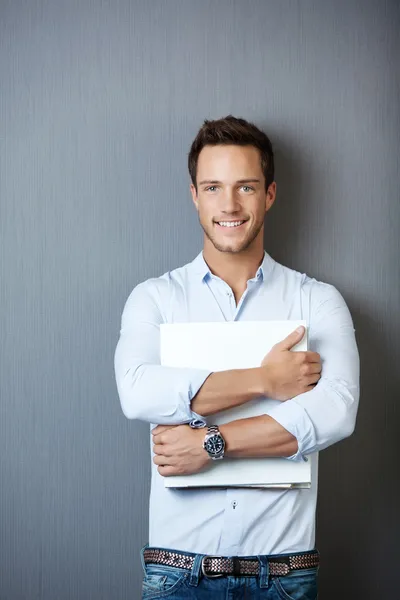 Retrato del hombre sonriente con carpeta —  Fotos de Stock