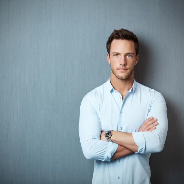 Retrato de hombre serio sobre fondo azul — Foto de Stock