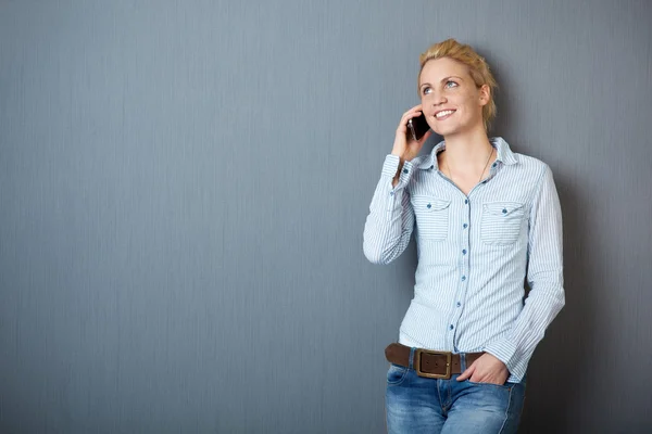 Sourire femme blonde en utilisant le téléphone — Photo