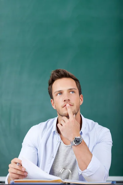 Omtänksamma mannen framför svarta tavlan — Stockfoto