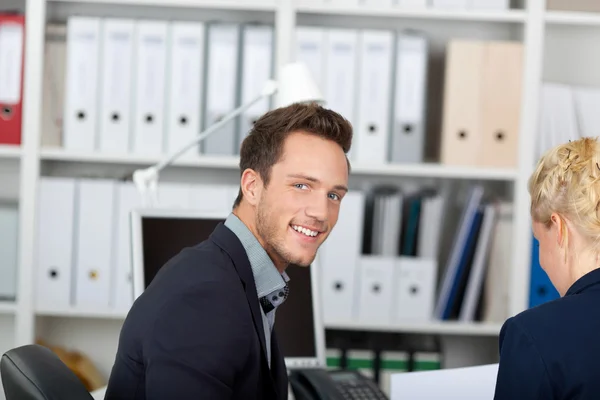 Lächelnder Geschäftsmann bei Geschäftstreffen — Stockfoto