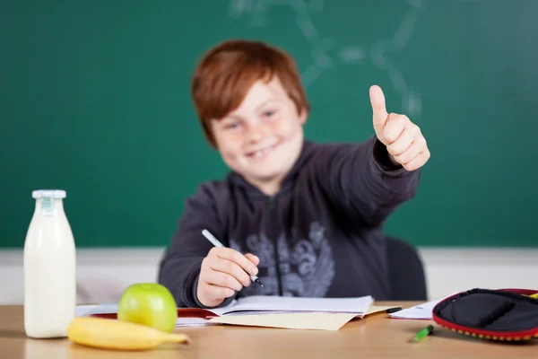 Uśmiechnięty chłopiec studentów dając kciuki — Zdjęcie stockowe
