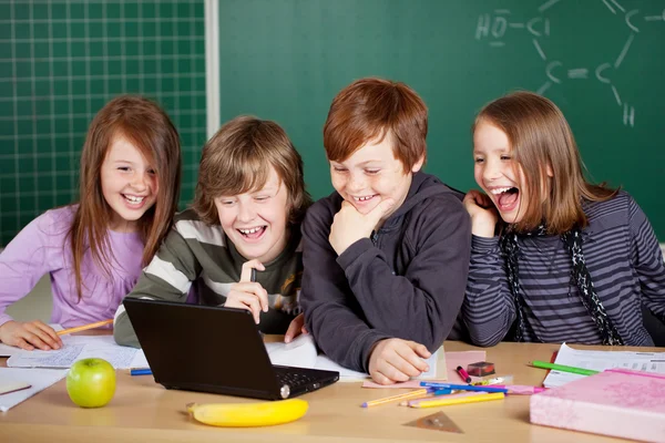 Crianças escolares felizes — Fotografia de Stock