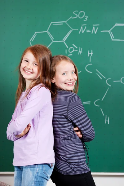 Lachen kleine meisjes plezier op school — Stockfoto