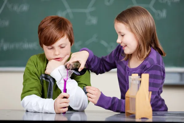 Teamwork in the chemistry class — Stock Photo, Image