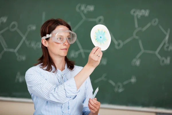 Profesor enseñando química — Foto de Stock