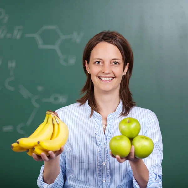 Taze meyve ile mutlu öğretmen — Stok fotoğraf