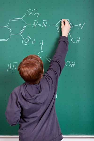 Jonge jongen doen chemie — Stockfoto