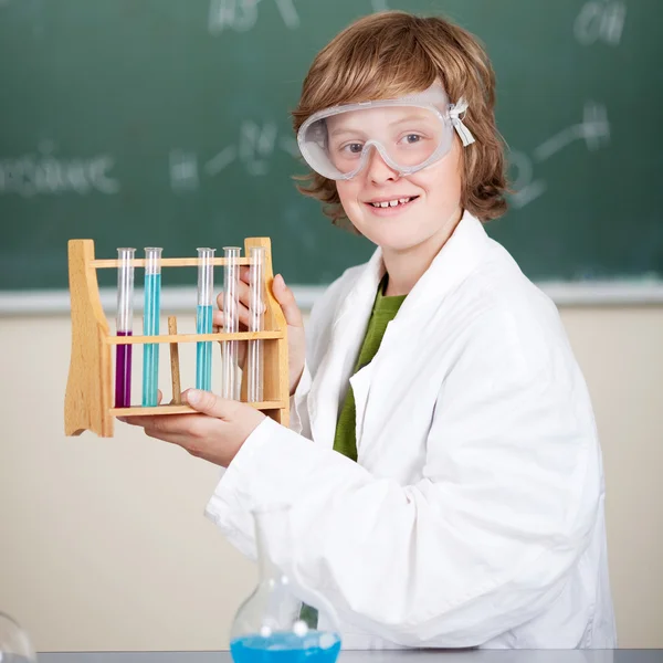 Junge Studentin mit Reagenzgläsern — Stockfoto