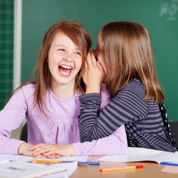 Zwei kleine Mädchen teilen Geheimnisse — Stockfoto