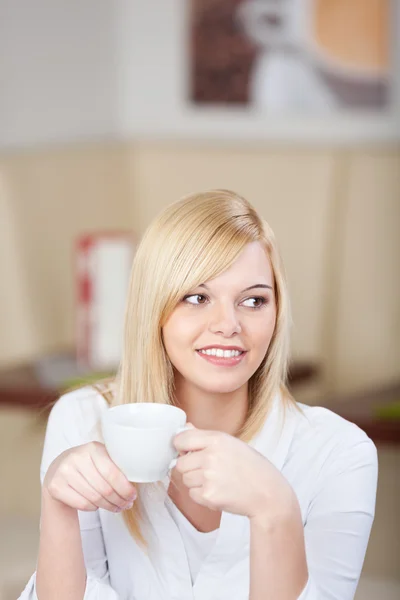 Расслабленная женщина держит чашку кофе — стоковое фото