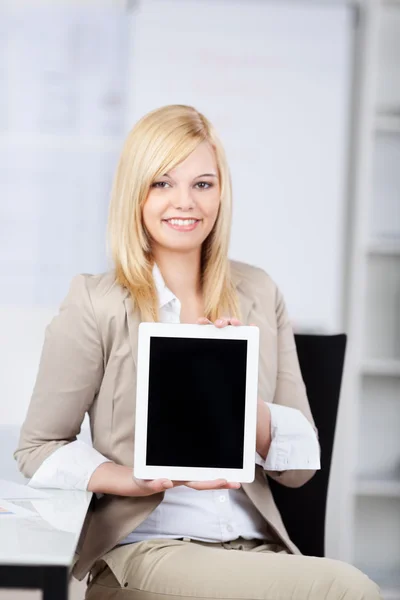 Geschäftsfrau zeigt im Büro digitales Tablet — Stockfoto