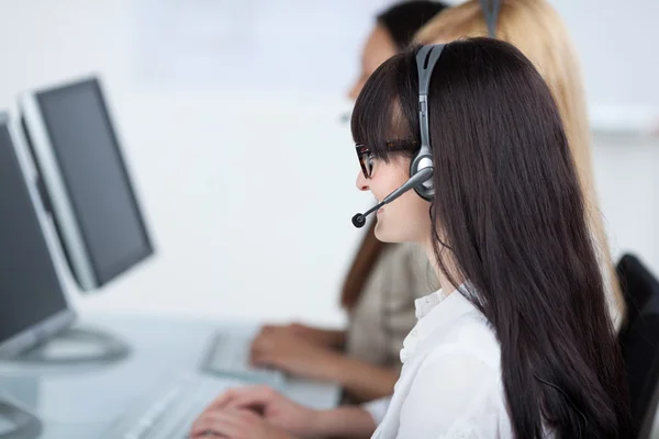 Klant dienst exploitant met behulp van headset — Stockfoto