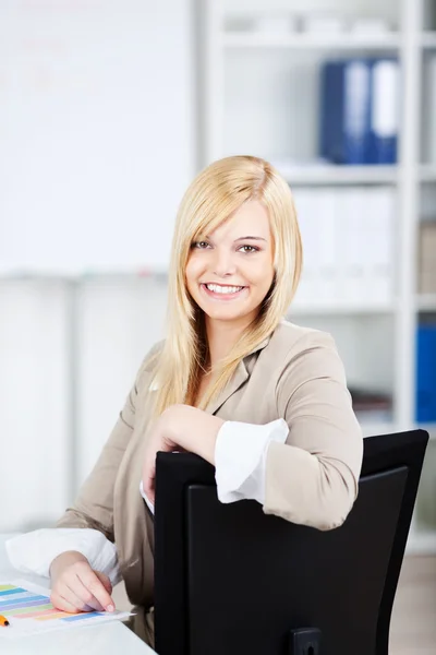 Selbstbewusste Geschäftsfrau lehnt sich auf Stuhl — Stockfoto