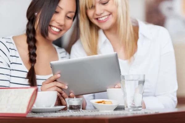 Geschäftsfrauen nutzen digitales Tablet im Büro-Café — Stockfoto