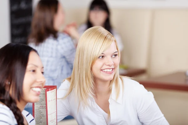 Mujeres de negocios felices mirando hacia otro lado mientras descansan — Foto de Stock