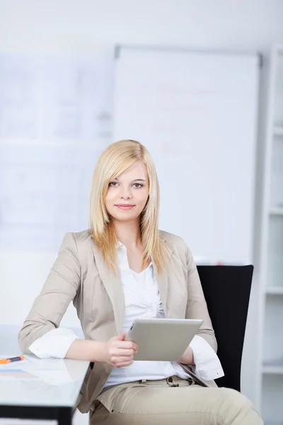 Self-conscious young woman in the office — Stock Photo, Image