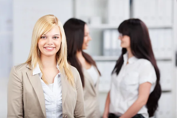 Young businesswomen talking in the office — Stock Photo, Image