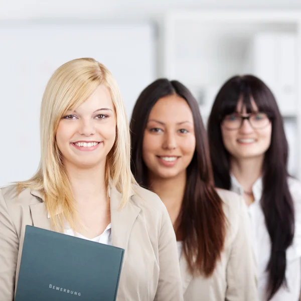 Donne d'affari multietniche in piedi insieme in ufficio — Foto Stock