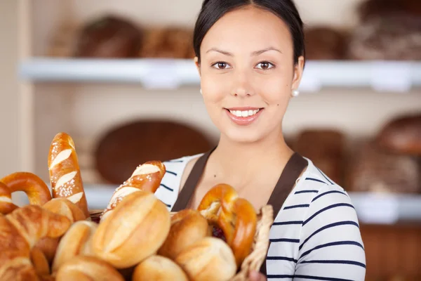 Lachende verkoopster in de bakkerij werken — Stockfoto