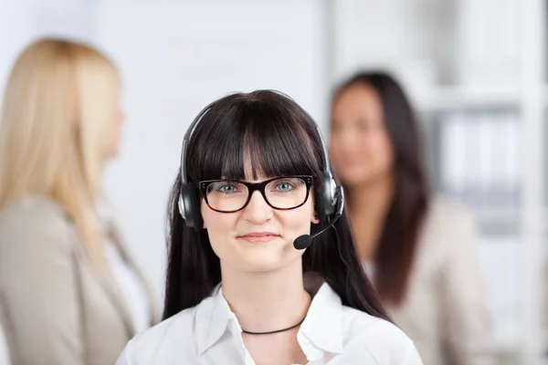 Medewerker van de klantenservice hoofdtelefoon dragen in office — Stockfoto