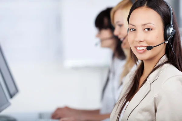 Führungskräfte im Kundendienst mit Headset — Stockfoto