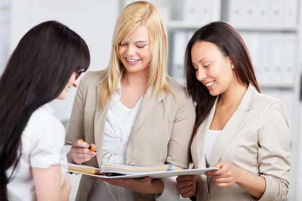 Trois stagiaires au bureau — Photo