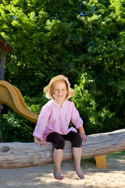 Criança do jardim de infância em um parque infantil ao ar livre — Fotografia de Stock