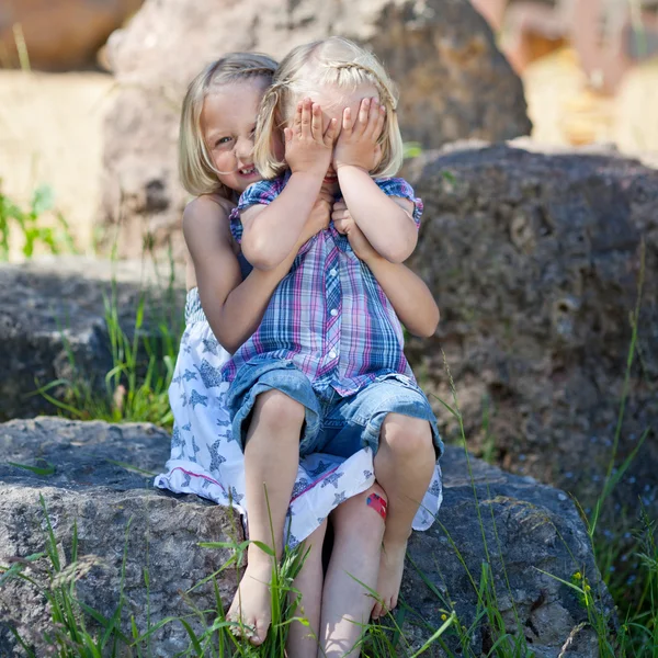 Timida bambina che si copre il viso — Foto Stock