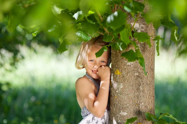 Little girl enjoys nature — Stockfoto