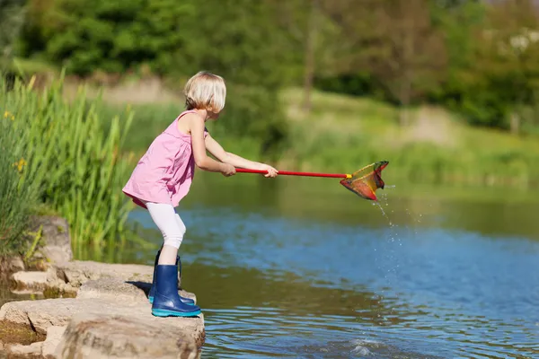 Menina com uma rede de pesca — Fotografia de Stock