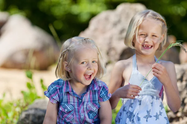 Zwei kleine Schwestern, die Spaß haben — Stockfoto