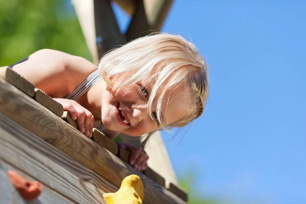 Ragazza arrampicata su una torre — Foto Stock