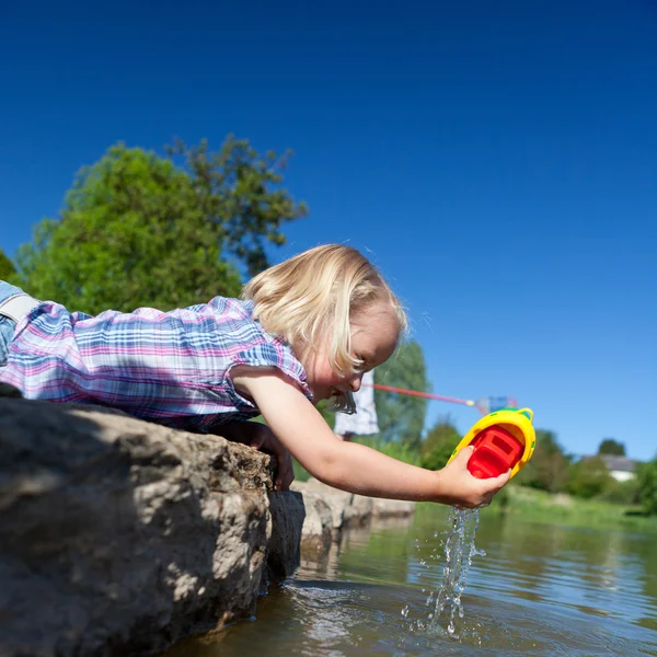 Niña con su bote en el lago —  Fotos de Stock