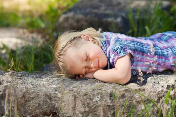 Dormir ao sol — Fotografia de Stock