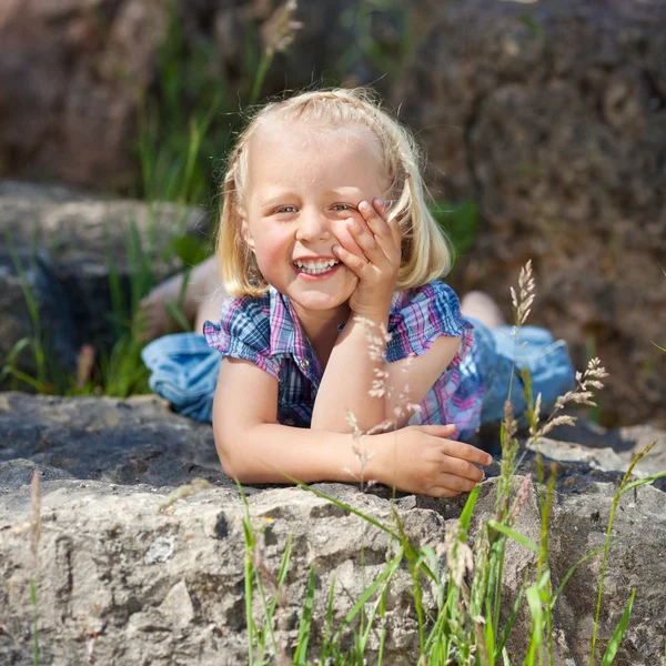 Tatlı bir gülümseme ile küçük kız — Stok fotoğraf