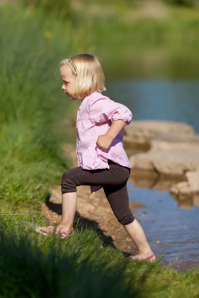 Fröhliches junges Mädchen — Stockfoto