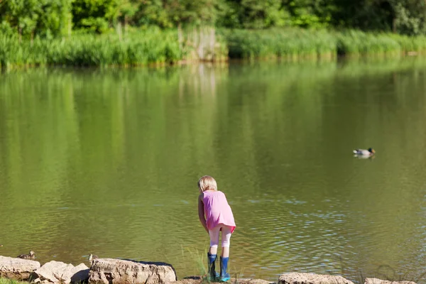 Jovem pesca menina em um lago cênico — Fotografia de Stock