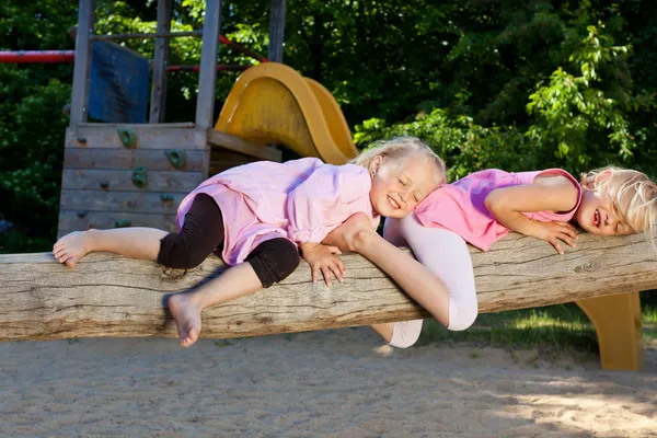 Two girls sleeping in the sun — Stock Photo, Image