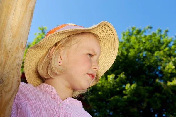 Ładny mały dziewczyna w słomkowym kapeluszu — Zdjęcie stockowe