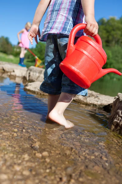 Две девочки, играющие в воде — стоковое фото