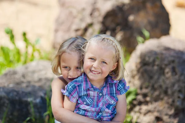 Zwei liebevolle kleine Schwestern — Stockfoto