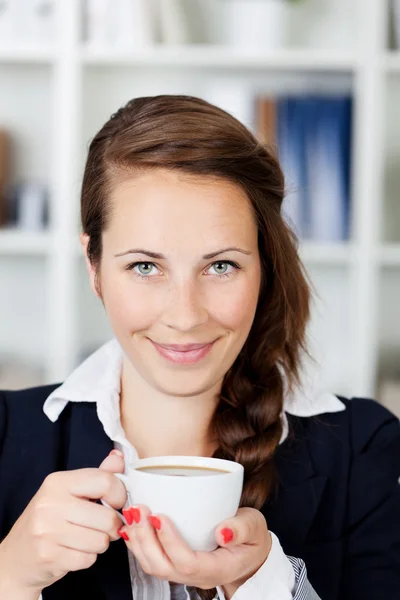 Jonge vrouw die lacht met koffiemok — Stockfoto